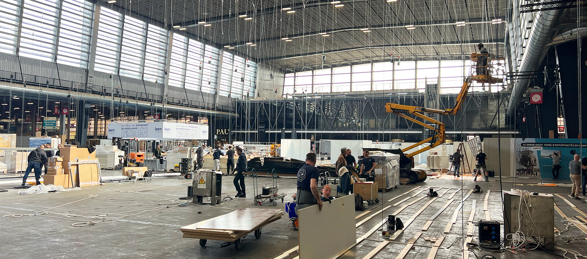 Equipe Spat lors du montage d'un salon à Paris